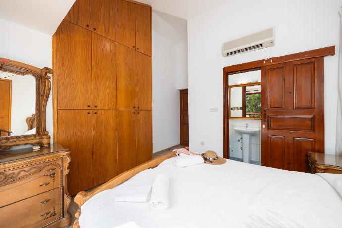 Double bedroom with en suite bathroom and A/C . - Villa Ariadne . (Photo Gallery) }}