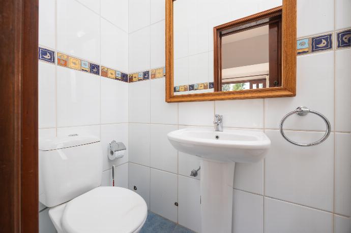 En suite bathroom with shower . - Villa Ariadne . (Photo Gallery) }}