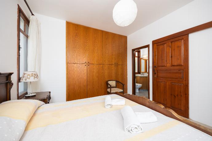 Double bedroom with en suite bathroom, A/C, and sea views . - Villa Ariadne . (Photo Gallery) }}