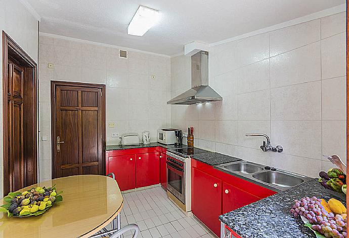 Equipped kitchen and dining area . - Villa Ciutada . (Galerie de photos) }}