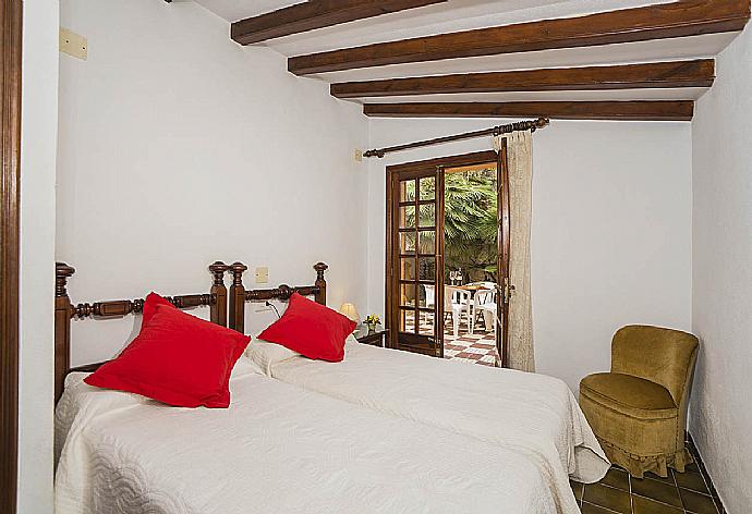 Twin bedroom with A/C with terrace access . - Villa Ciutada . (Fotogalerie) }}