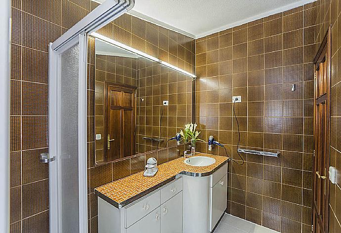 Bathroom with shower . - Villa Ciutada . (Photo Gallery) }}