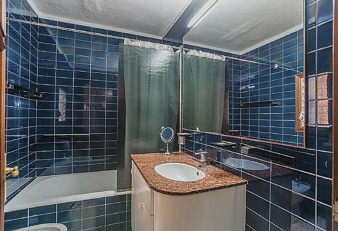 Bathroom with bath and shower . - Villa Ciutada . (Galleria fotografica) }}