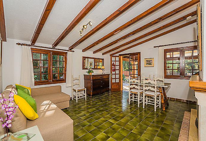 Living room with sofas, dining area, ornamental fireplace, WiFi internet, satellite TV, DVD player, and terrace access . - Villa Ciutada . (Galleria fotografica) }}