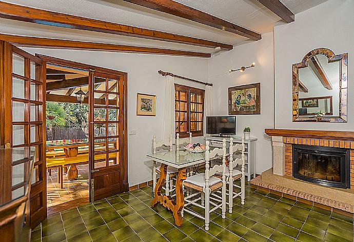 Living room with sofas, dining area, ornamental fireplace, WiFi internet, satellite TV, DVD player, and terrace access . - Villa Ciutada . (Fotogalerie) }}