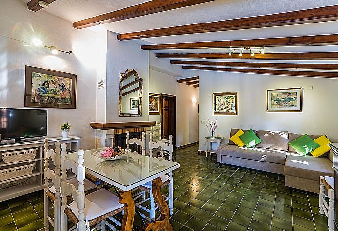 Living room with sofas, dining area, ornamental fireplace, WiFi internet, satellite TV, DVD player, and terrace access . - Villa Ciutada . (Fotogalerie) }}