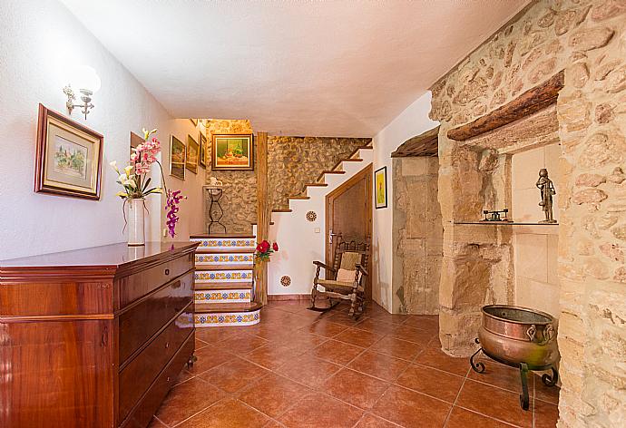 Hallway . - Villa Alcux . (Galería de imágenes) }}