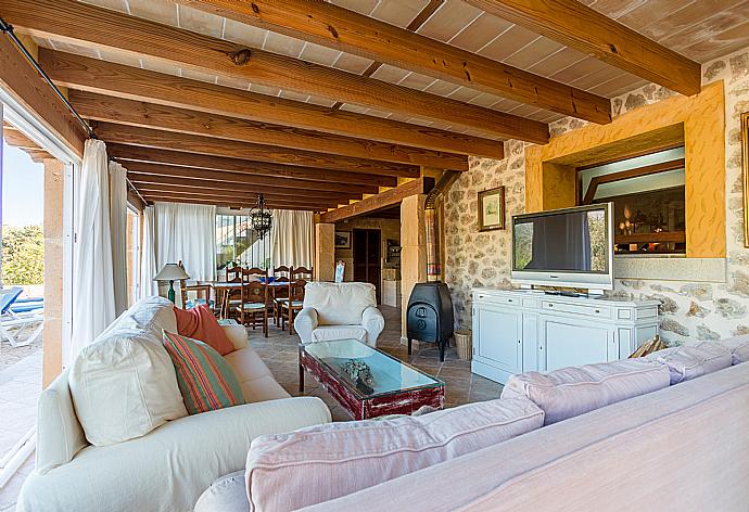Living room with sofas, dining area, ornamental fireplace, WiFi internet, satellite TV, DVD player, and terrace access . - Villa Alcux . (Galería de imágenes) }}