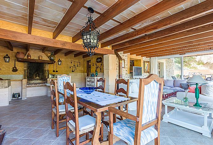 Living room with sofas, dining area, ornamental fireplace, WiFi internet, satellite TV, DVD player, and terrace access . - Villa Alcux . (Galería de imágenes) }}