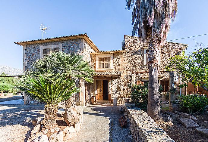 Terrace area . - Villa Alcux . (Galería de imágenes) }}