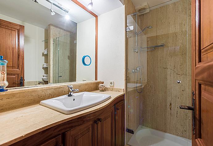 Bathroom with shower . - Villa Alcux . (Galería de imágenes) }}