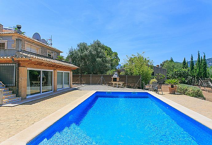 Private pool with terrace and garden . - Villa Alcux . (Galería de imágenes) }}