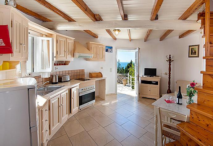 Dining area, WiFi internet, satellite TV, DVD player, and terrace access . - Villa Windmill . (Galería de imágenes) }}