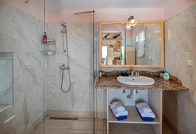 Bathroom with shower . - Villa Windmill . (Galerie de photos) }}