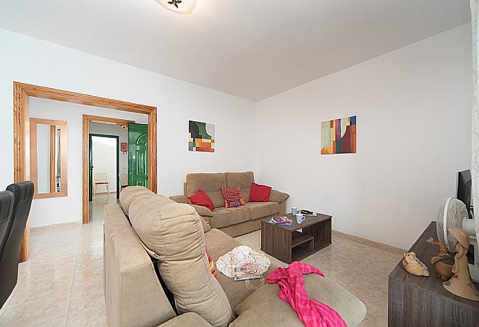 Living room with sofas, dining area, WiFi internet, satellite TV, and DVD player . - Villa Isla De Lobos . (Galería de imágenes) }}