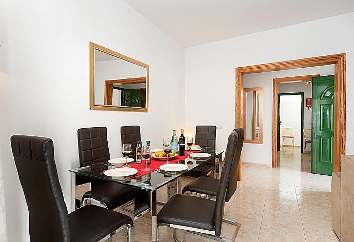 Living room with sofas, dining area, WiFi internet, satellite TV, and DVD player . - Villa Isla De Lobos . (Galería de imágenes) }}