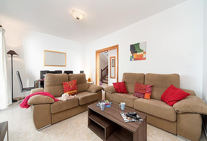 Living room with sofas, dining area, WiFi internet, satellite TV, and DVD player . - Villa Isla De Lobos . (Fotogalerie) }}