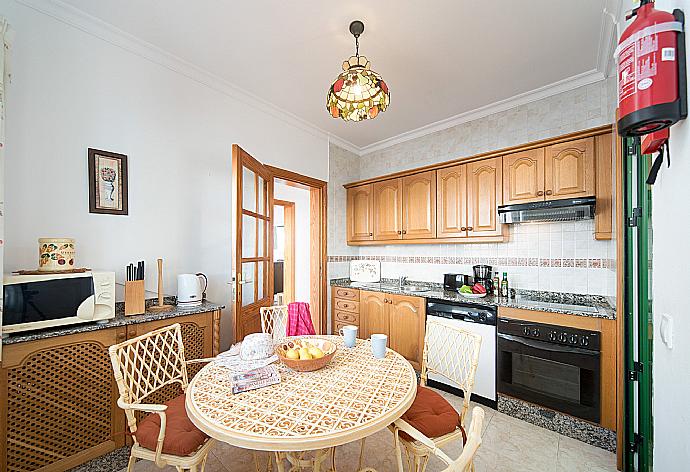 Equipped kitchen and dining area . - Villa Isla De Lobos . (Fotogalerie) }}