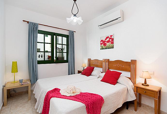 Twin bedroom with A/C . - Villa Isla De Lobos . (Galería de imágenes) }}