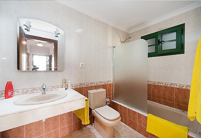 Bathroom with bath and shower . - Villa Isla De Lobos . (Galerie de photos) }}