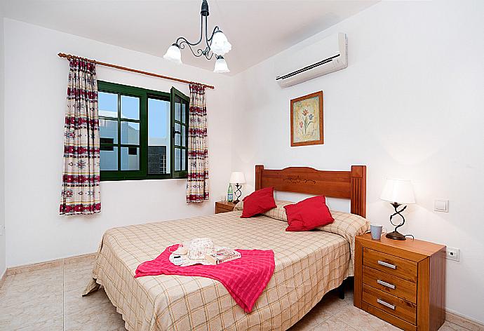 Double bedroom with A/C . - Villa Isla De Lobos . (Galleria fotografica) }}