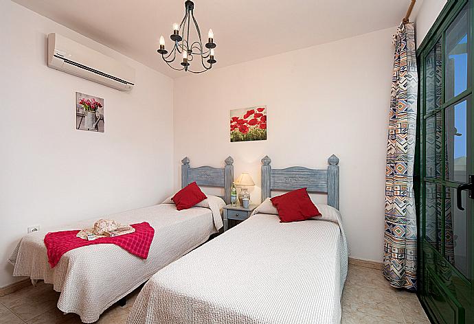 Twin bedroom with A/C and balcony access . - Villa Isla De Lobos . (Galería de imágenes) }}