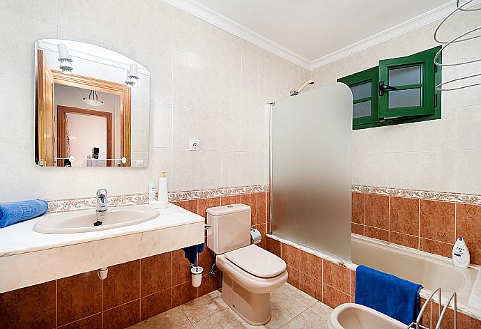 Bathroom with bath and shower . - Villa Isla De Lobos . (Fotogalerie) }}