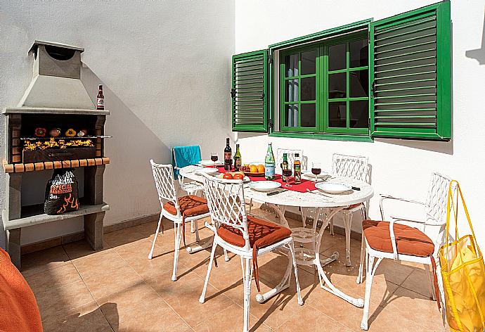 Terrace area with BBQ . - Villa Isla De Lobos . (Galleria fotografica) }}