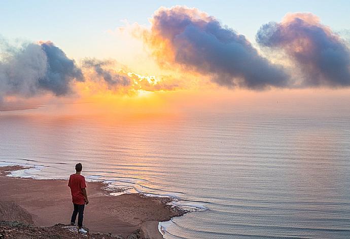 Bask in glorious sunsets at Mirador del Rio . - Villa Isla De Lobos . (Галерея фотографий) }}