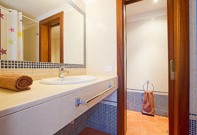 En suite bathroom with shower . - Villa Julianne 2 . (Photo Gallery) }}