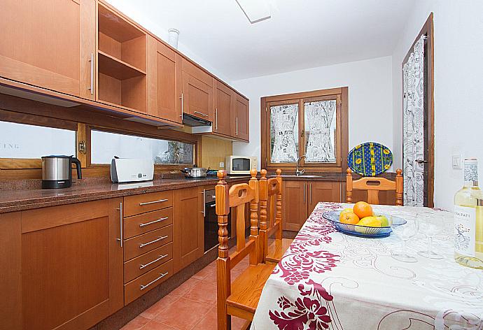 Equipped kitchen and dining area . - Villa Julianne 2 . (Fotogalerie) }}