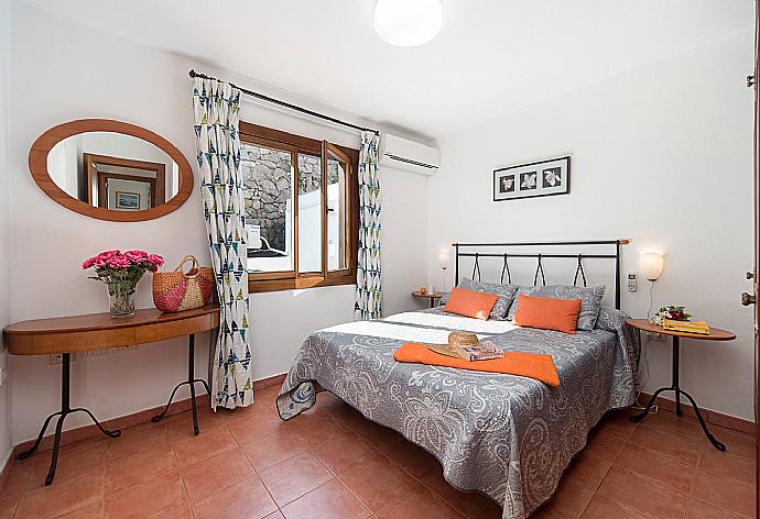 Double bedroom with A/C . - Villa Julianne 2 . (Galleria fotografica) }}