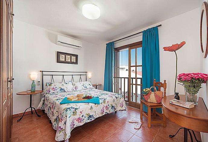 Double bedroom with A/C, en suite bathroom and upper terrace access . - Villa Julianne 2 . (Galería de imágenes) }}