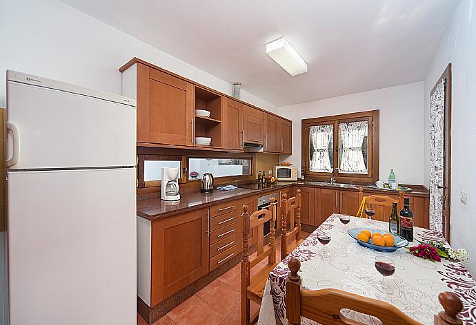 Equipped kitchen and dining area . - Villa Julianne 2 . (Galleria fotografica) }}