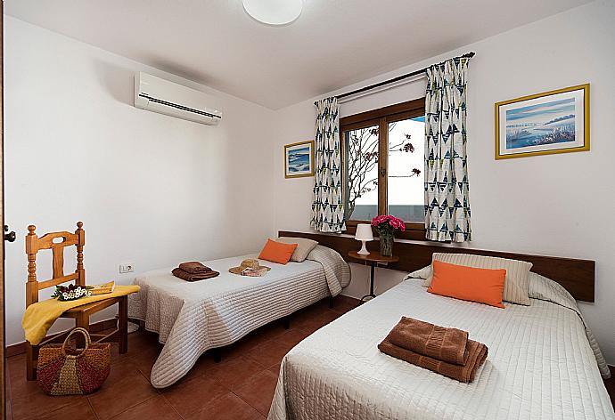 Twin bedroom with A/C . - Villa Julianne 2 . (Fotogalerie) }}