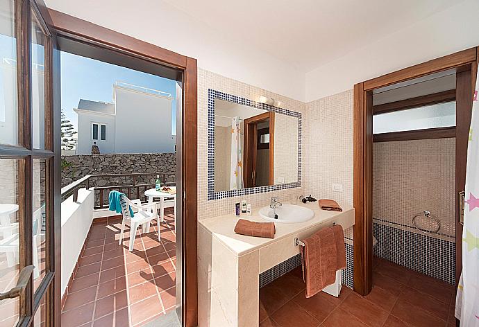 Bedroom with ensuite bathroom and balcony access . - Villa Julianne 2 . (Galleria fotografica) }}