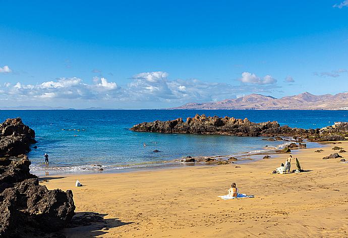 Beach at Puerto del Carmen . - Villa Julianne 2 . (Photo Gallery) }}