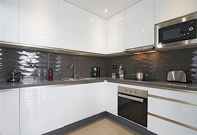 Equipped kitchen with breakfast bar . - Villa Dream Dos . (Photo Gallery) }}