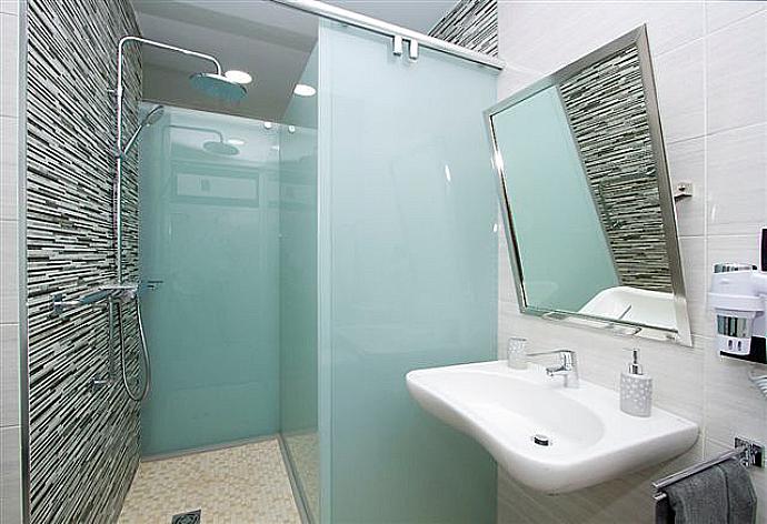 Bathroom with shower . - Villa Dream Dos . (Photo Gallery) }}