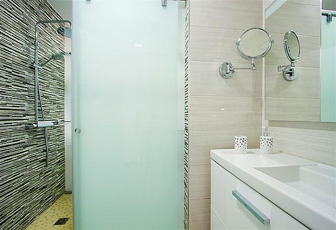 Bathroom with shower . - Villa Dream Dos . (Photo Gallery) }}