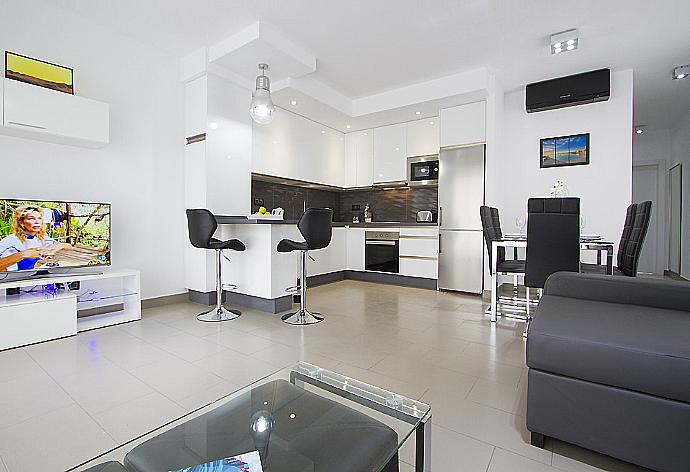 Open plan living area with WiFi, TV, DVD player with terrace access . - Villa Dream Tres . (Galería de imágenes) }}