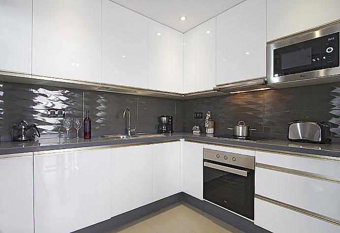 Equipped kitchen with breakfast bar . - Villa Dream Tres . (Galería de imágenes) }}