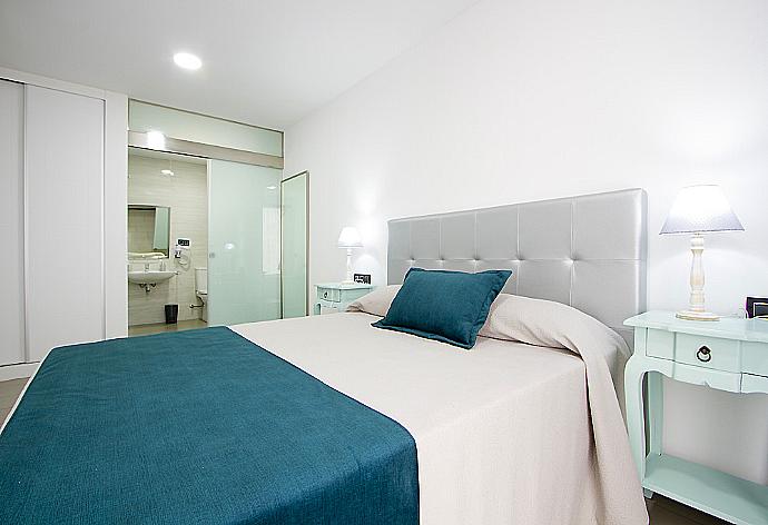 Double bedroom with A/C, en suite bathroom and balcony access . - Villa Dream Tres . (Galería de imágenes) }}