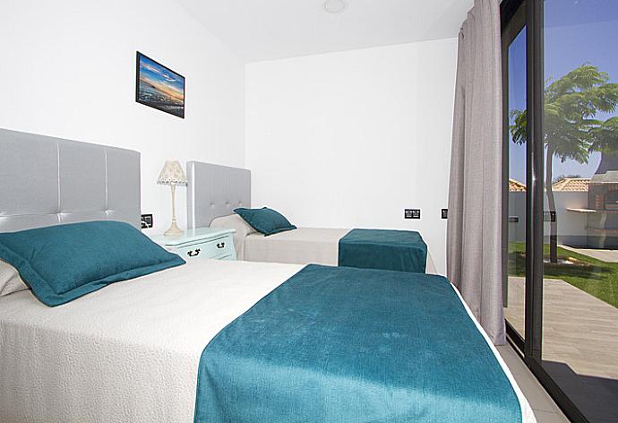 Twin bedroom with A/C with terrace access . - Villa Dream Tres . (Galería de imágenes) }}