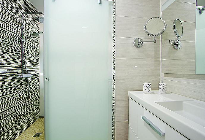 Bathroom with shower . - Villa Dream Tres . (Galería de imágenes) }}