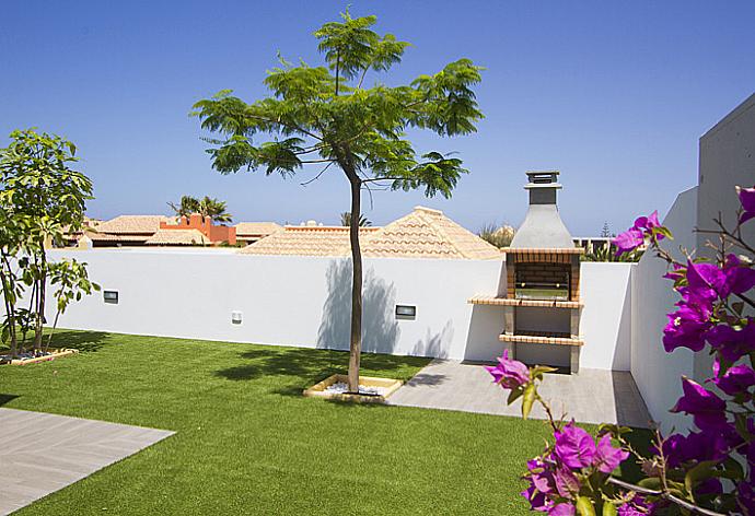 Terrace area with BBQ . - Villa Dream Tres . (Galería de imágenes) }}