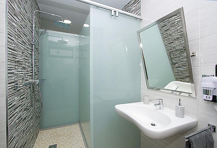 Bathroom with shower . - Villa Dream Tres . (Galería de imágenes) }}