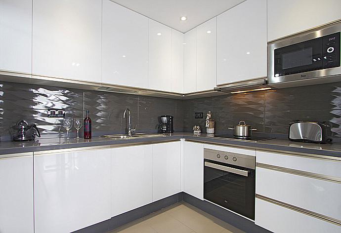 Equipped kitchen with breakfast bar . - Villa Dream Cinco . (Galería de imágenes) }}