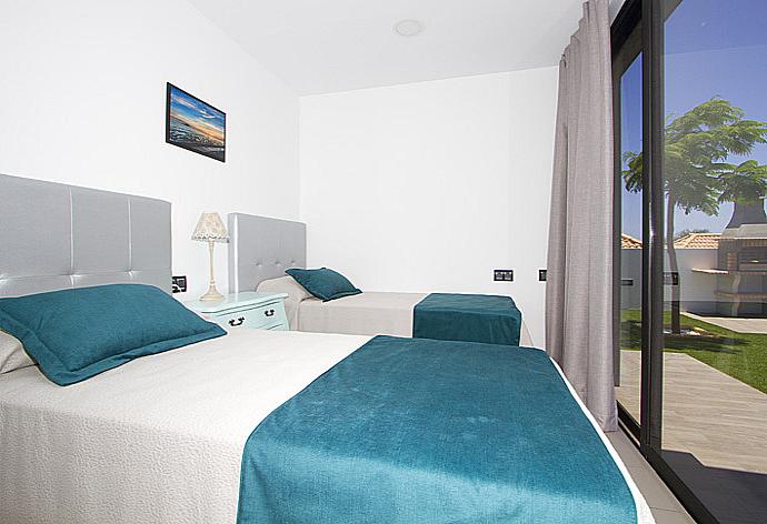 Twin bedroom with A/C with terrace access . - Villa Dream Cinco . (Galería de imágenes) }}