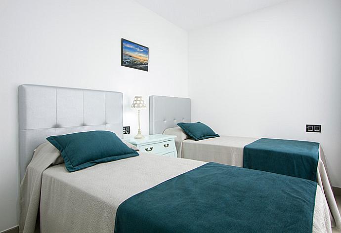 Twin bedroom with A/C with terrace access . - Villa Dream Cinco . (Galería de imágenes) }}